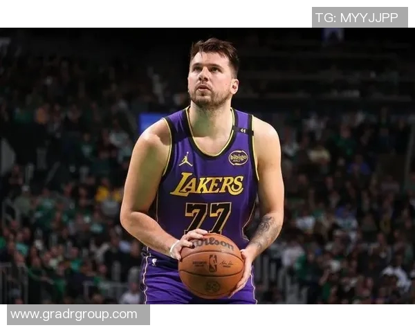 雷迪克对裁判判罚表示不满指东契奇遭遇明显犯规应获罚球机会 雷迪克对裁判判罚表示不满指东契奇遭遇明显犯规应获罚球机会